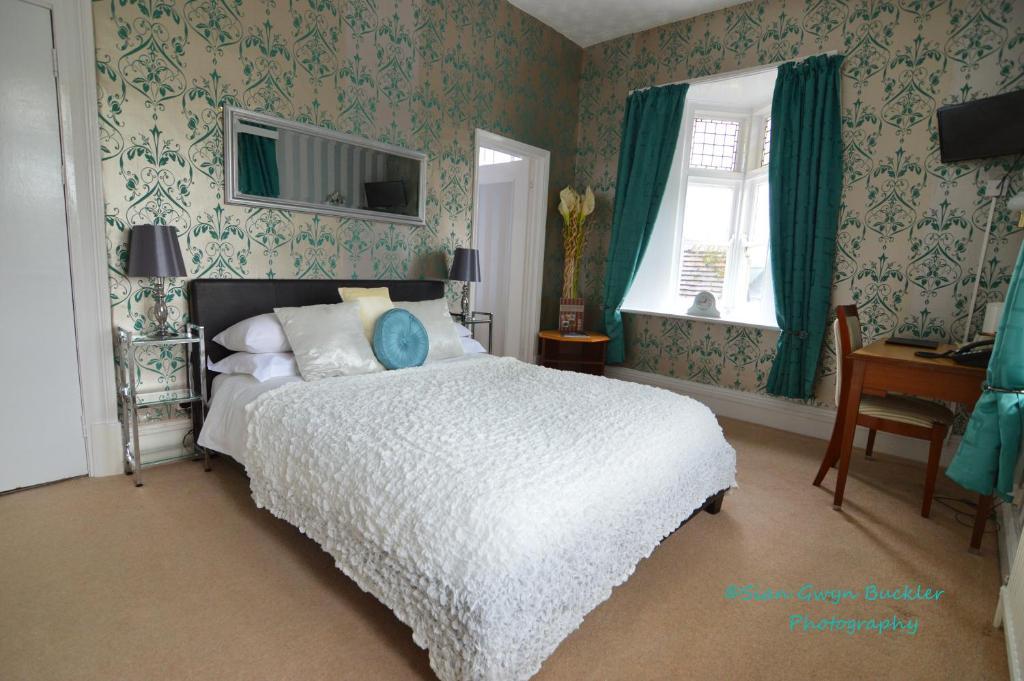 The Hotel Commodore Llandrindod Wells Room photo